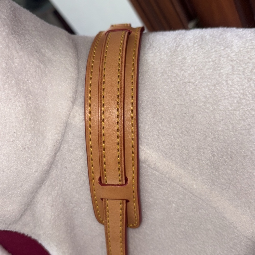 Dooney Bourke  Wavy Crossbody bag, leather red & White tan leather trim/red edge - Picture 4 of 17